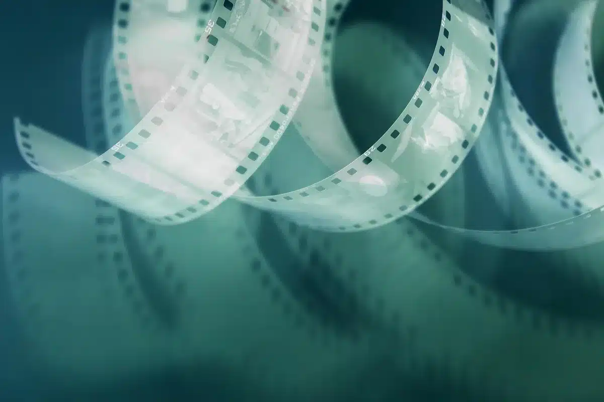 Carrete de cine antiguo y fotogramas de dibujos animados clásicos