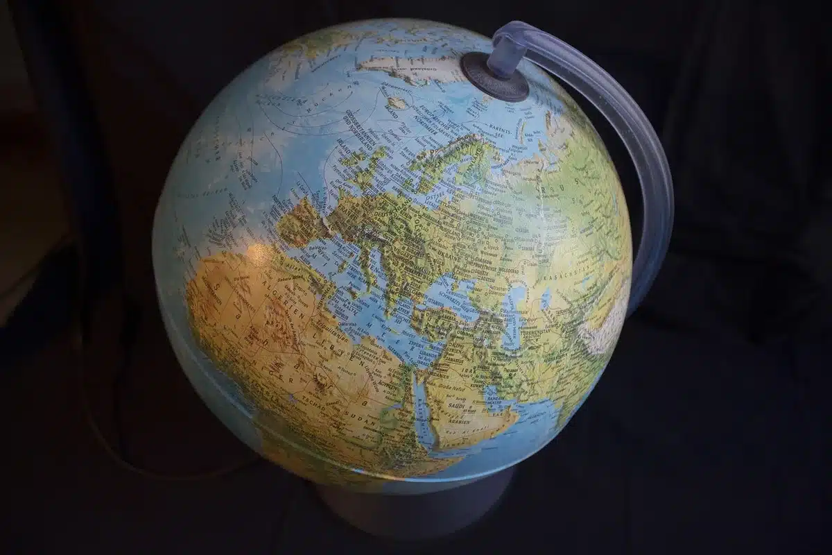 Mapa esquemático de una borrasca en latitudes altas y frentes acercándose a la península