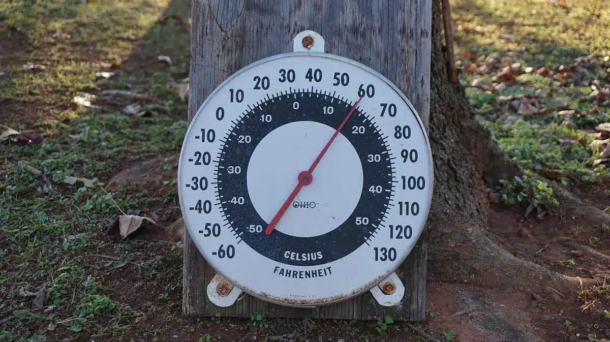 Termómetro mostrando descenso de temperatura por debajo de 20 °C en exterior
