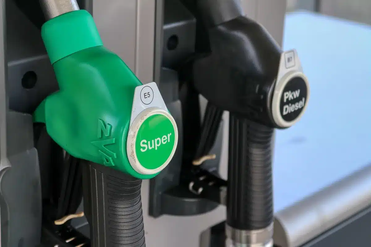 Mano señalando un documento con gráficos sobre precios del carburante