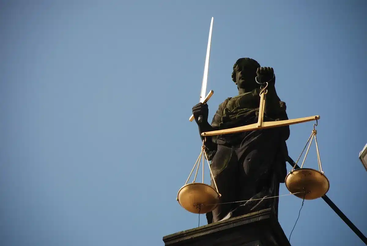 Documentos de procedimientos legales internacionales en diferentes jurisdicciones