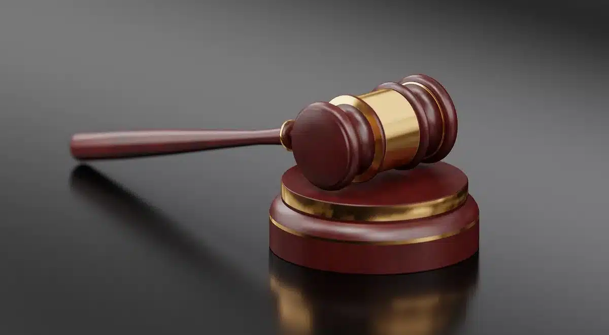 Documentos legales, sellos de tribunales y mazo de juez sobre escritorio