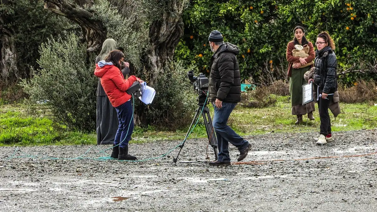 Director trabajando con equipo técnico en un rodaje de cine