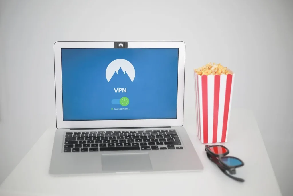 Dispositivo de streaming y entrada de cine, representando la transición rápida al streaming