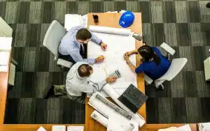 Reunión de ejecutivos empresariales en una sala de juntas moderna, discutiendo estrategia y decisiones corporativas.