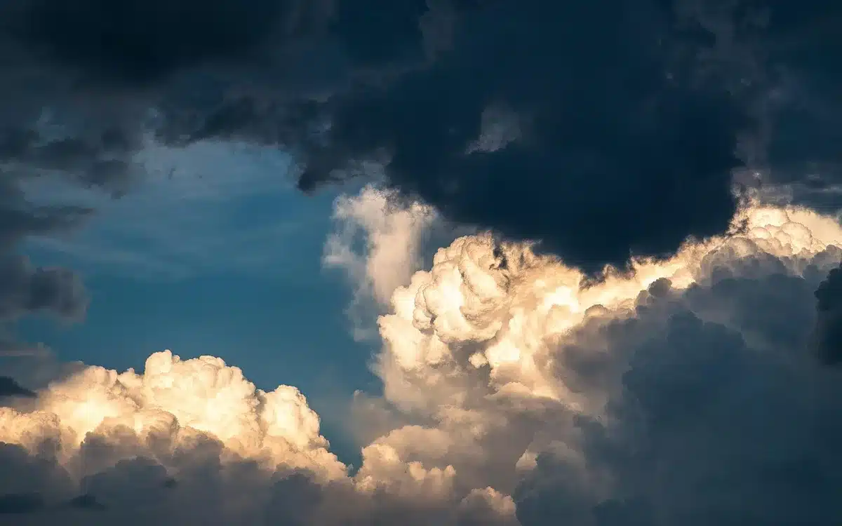 Promenade costera desierta con nubes de tormenta en el horizonte
