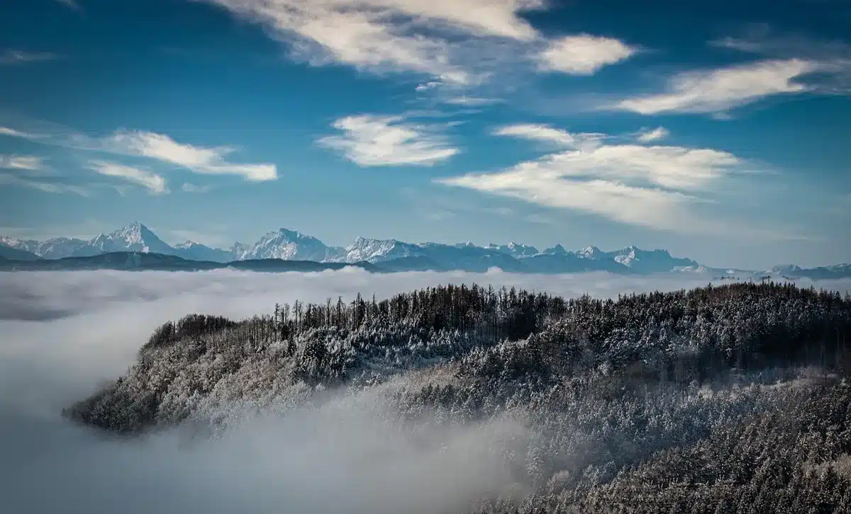 Nubes de tormenta sobre montaña mostrando orografía y humedad