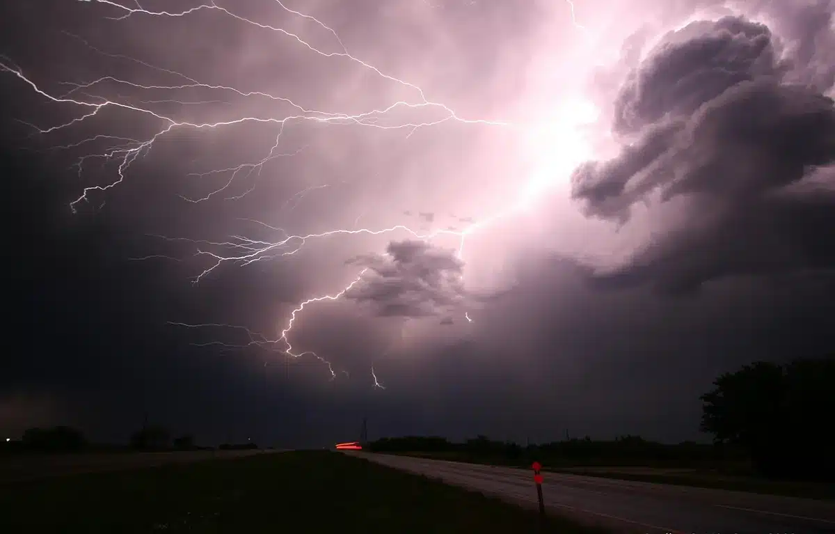 Nubes de tormenta sobre un pueblo costero del Cantábrico