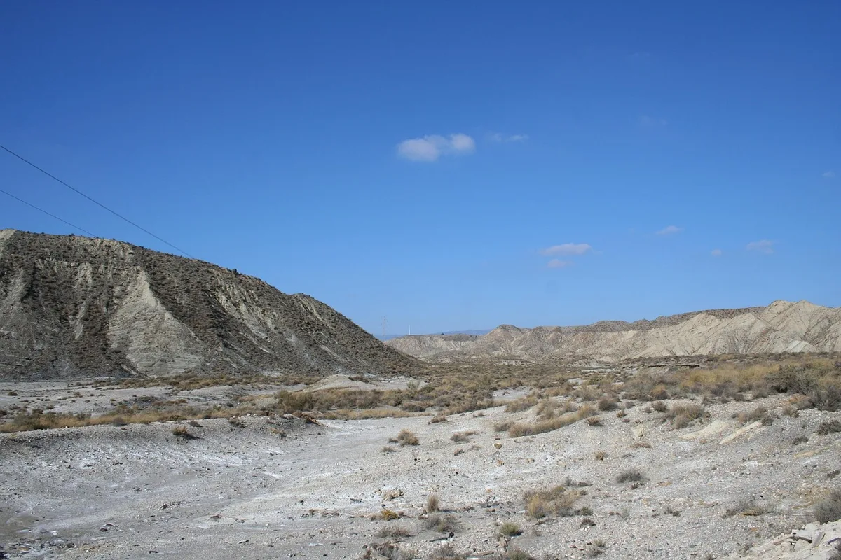 Paisaje soleado en España que ilustra tiempo estable y temperaturas elevadas