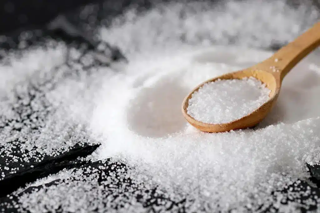 Manos con tarjeta bancaria y extracto sobre una mesa de cocina, luz natural