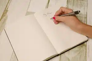 Manos anónimas revisando documentos de pensiones sobre una mesa de oficina