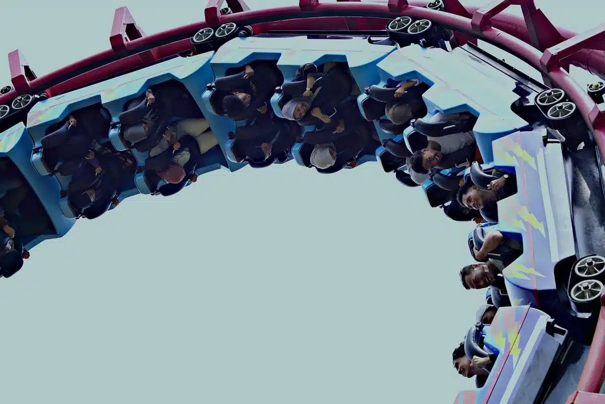 Tren de montaña rusa acelerando cerca del lago en PortAventura