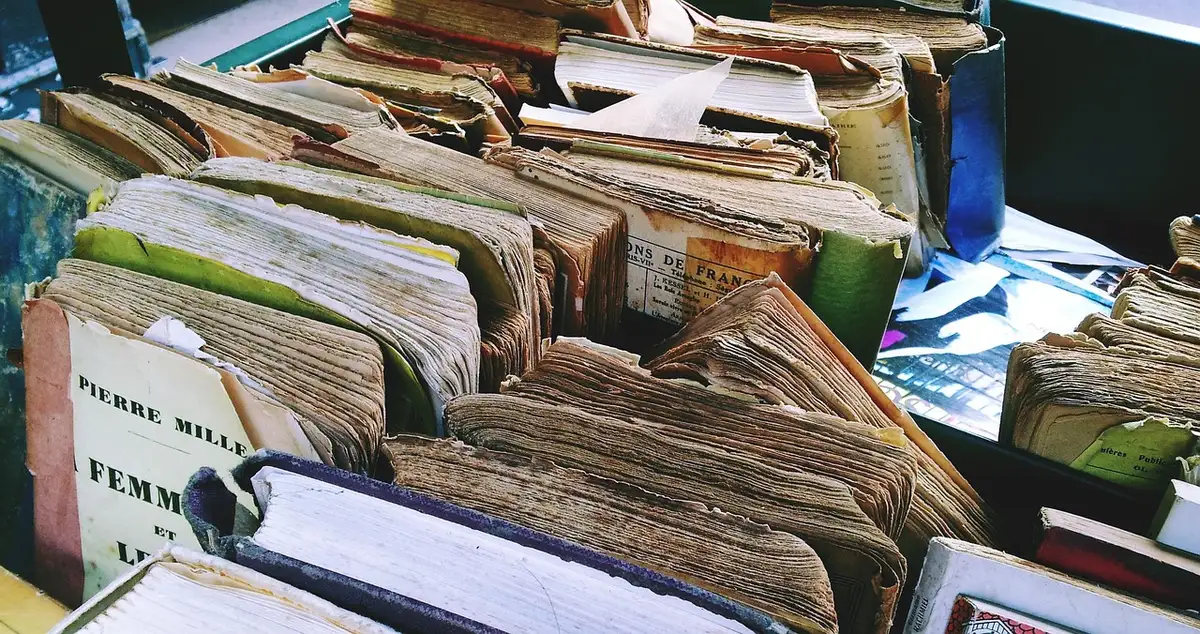 Libro antiguo abierto con ilustraciones de leyendas populares