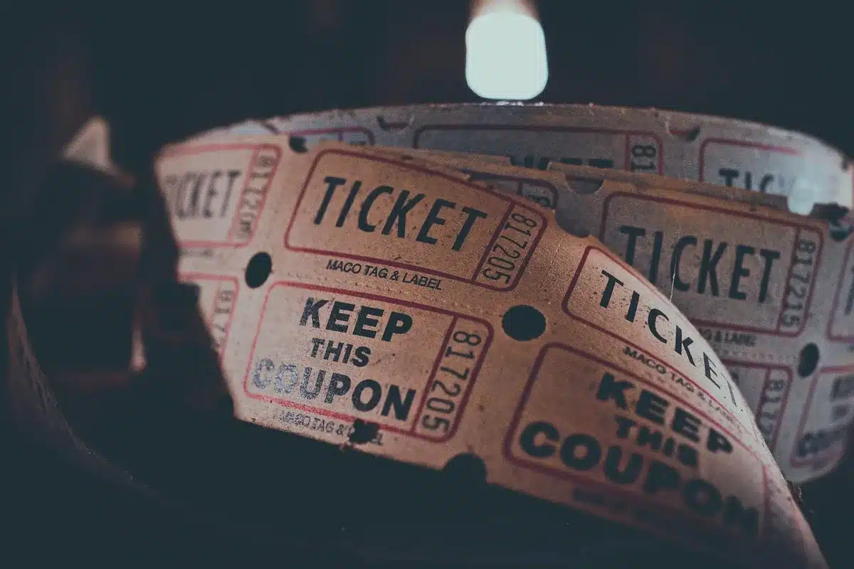 Personas comprando entradas en una taquilla de cine