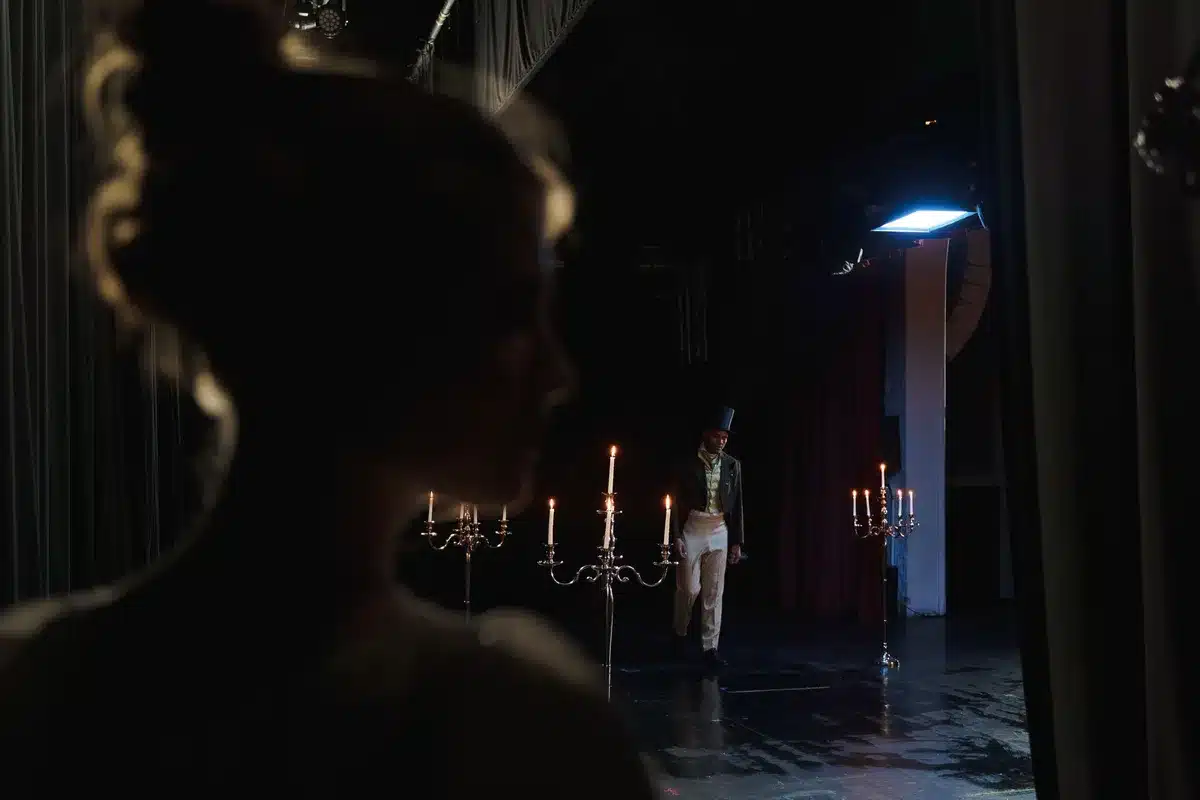 Actor revisando un traje y apuntes en camerino