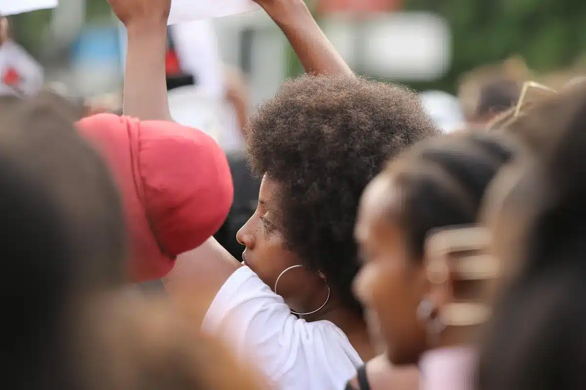 Manifestantes anónimos y gráficos que simbolizan cifras de huelga