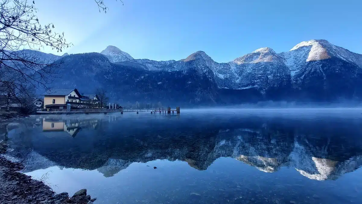 Campamento abandonado junto al lago entre niebla, ambiente siniestro