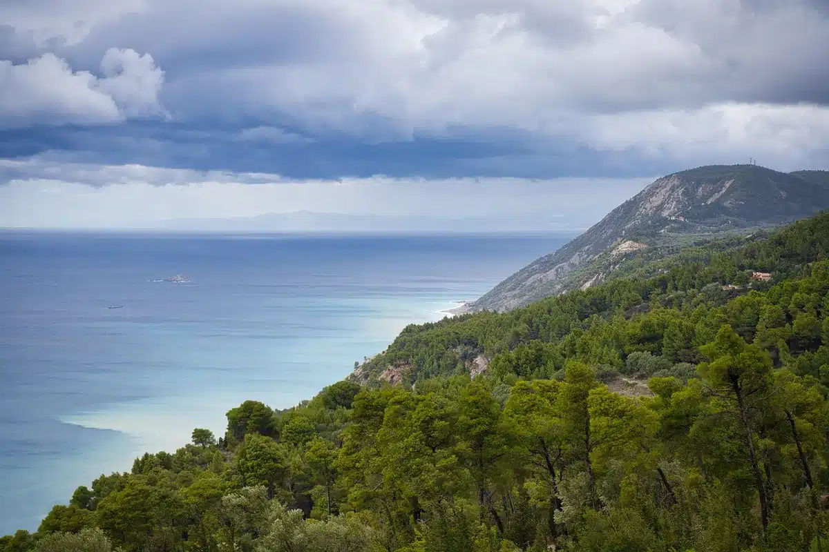 Calles y paseo marítimo del Mediterráneo con agua acumulada tras fuertes lluvias