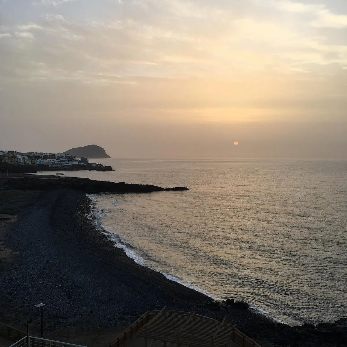 Nubes bajas y chubasco sobre paisaje costero en Canarias