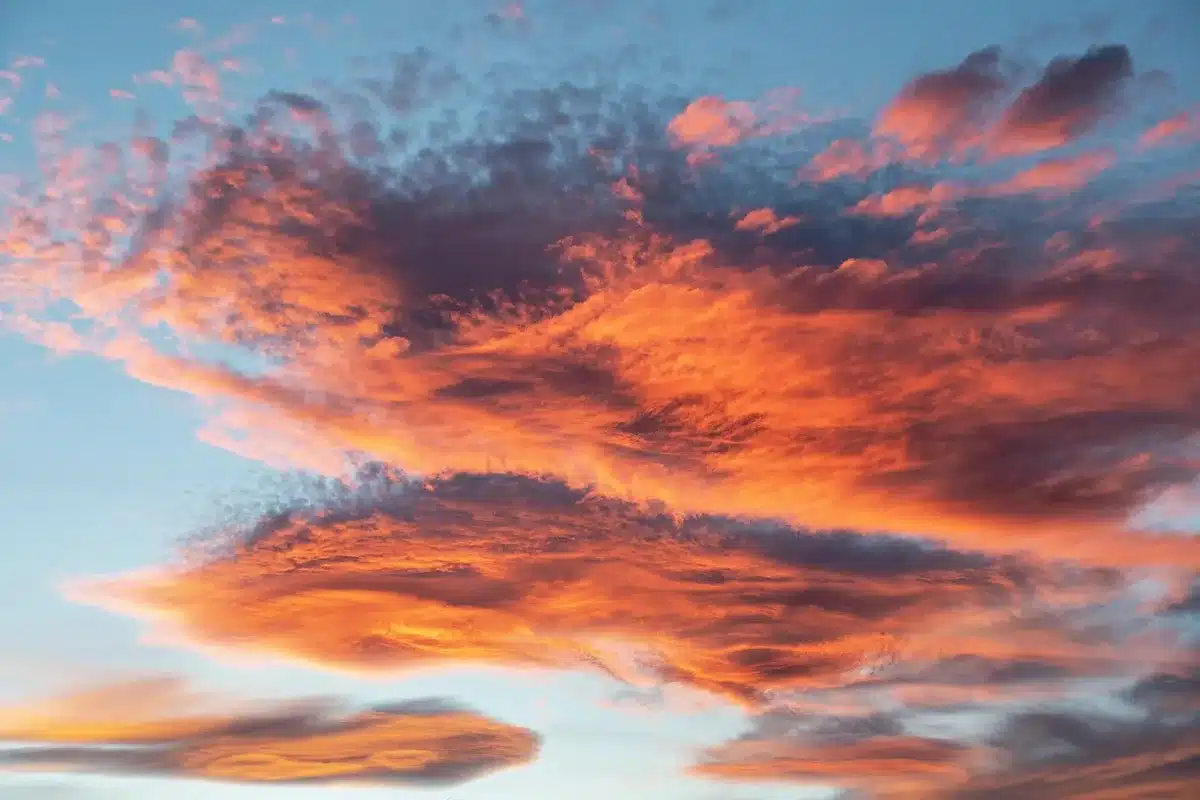 Frente atlántico avanzando con nubes bajas sobre el noroeste