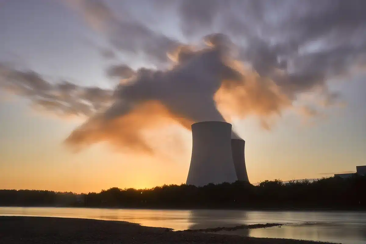 Ingenieros inspeccionando equipos de seguridad en una sala de control nuclear