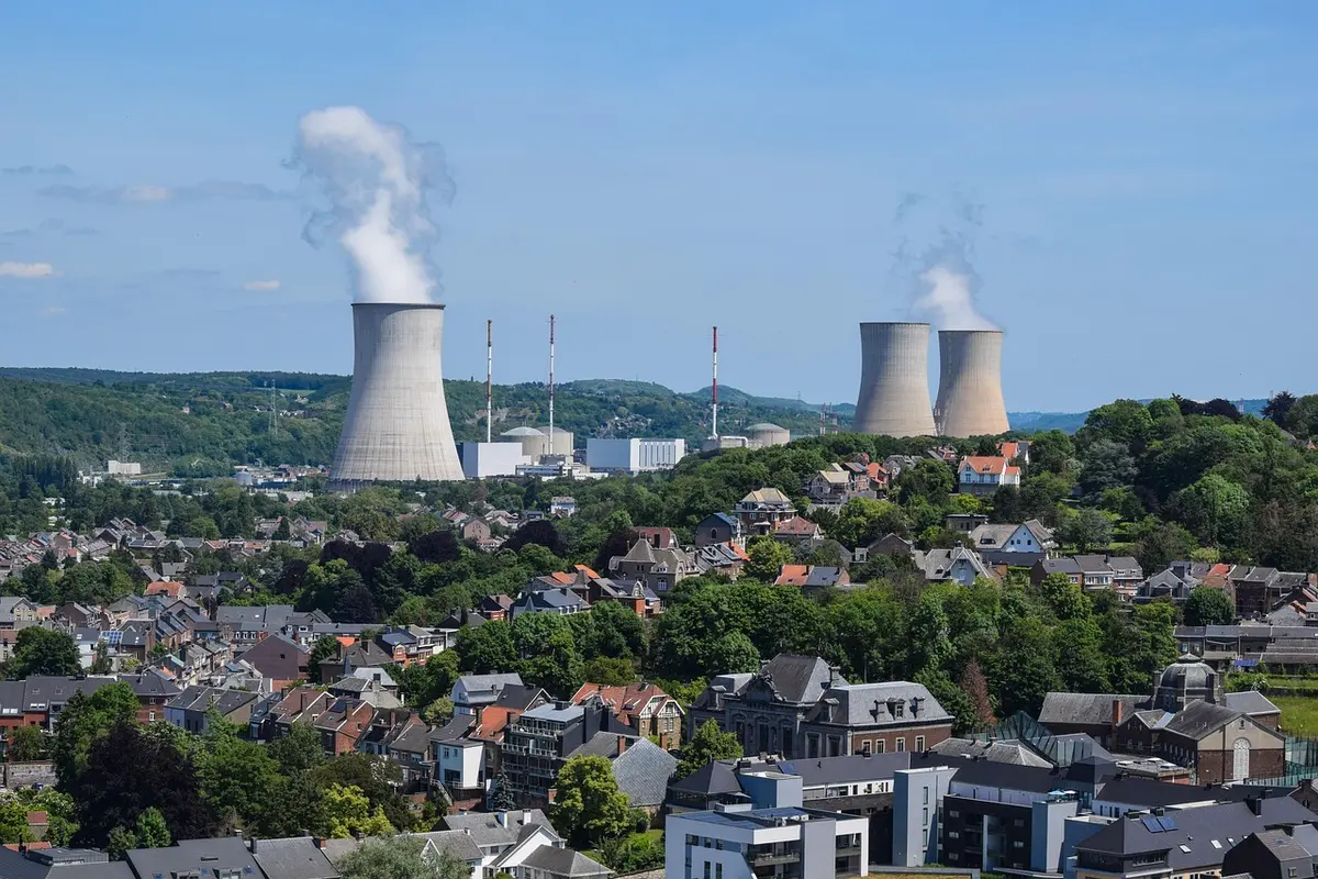 Sala de reuniones genérica con documentos técnicos sobre seguridad nuclear