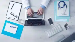 Teléfono móvil con notificación y portátil abierto en un escritorio