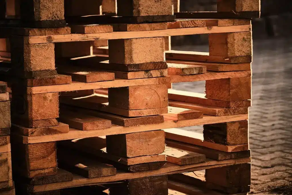 Almacén con cajas y palés etiquetados que evoca comercio y aranceles