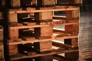 Almacén con cajas y palés etiquetados que evoca comercio y aranceles