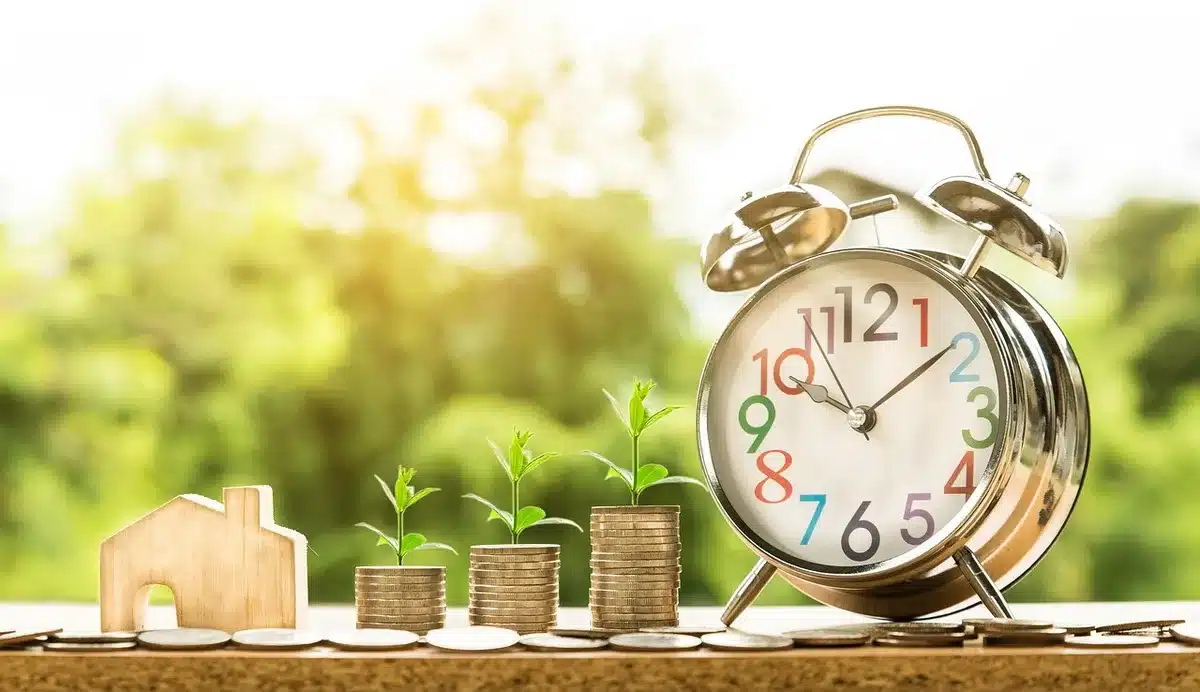 Mujer revisando documentos y ahorros tras comprar un terreno