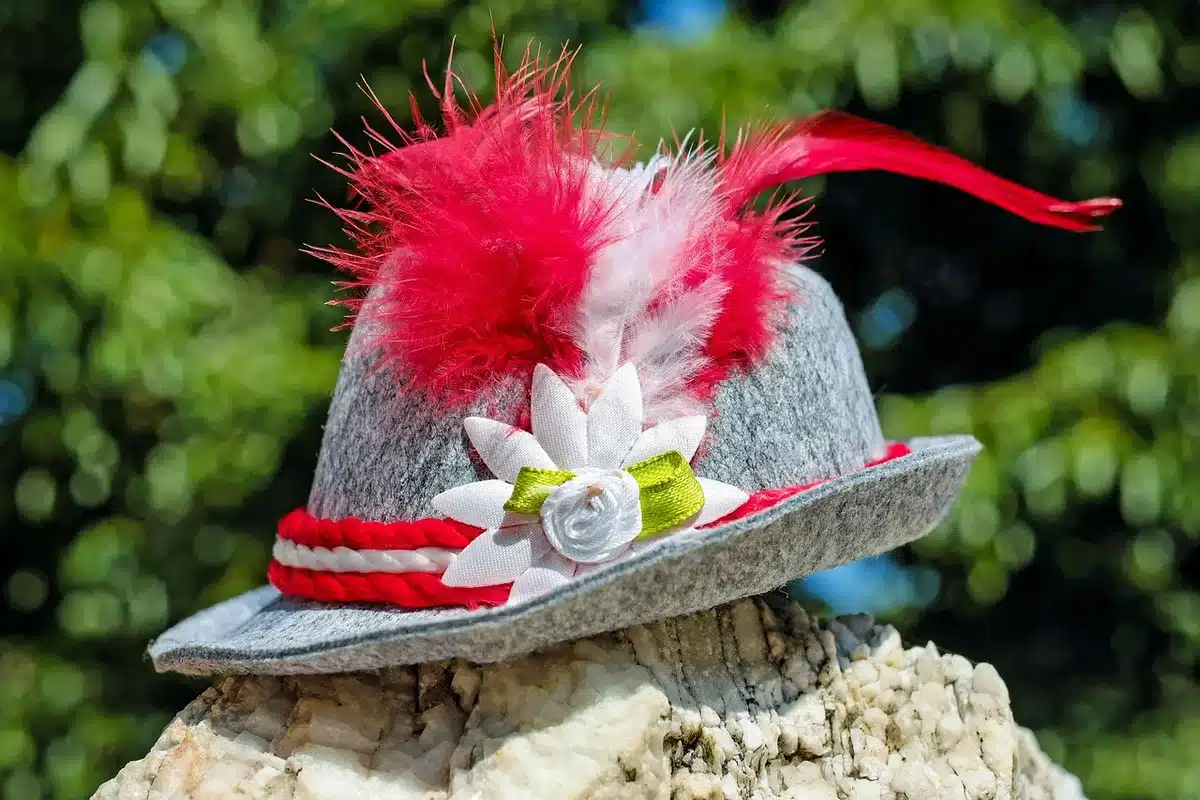 Sombrero de paja, tirantes y ropa gastada en una mesa de vestuario