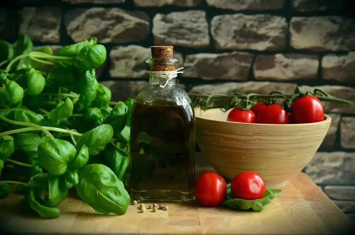 Almacenamiento y palés de aceite de oliva en una nave