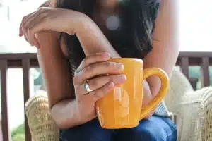 Manos anónimas hojeando un guion en una mesa de rodaje