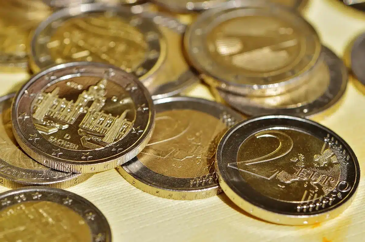 Monedas y gráfico que simbolizan deuda y PIB