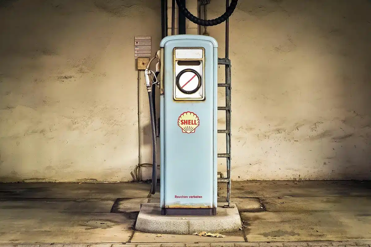Panel de precios de combustible en una estación mostrando subidas