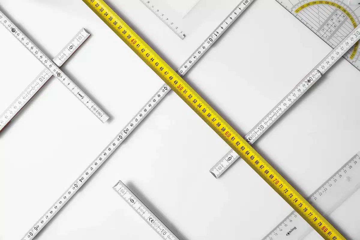Factura de electricidad y cálculo de consumo con una calculadora