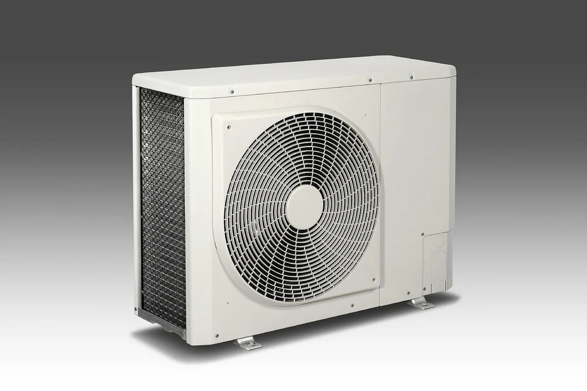 Aire acondicionado y ventiladores en una vivienda durante ola de calor