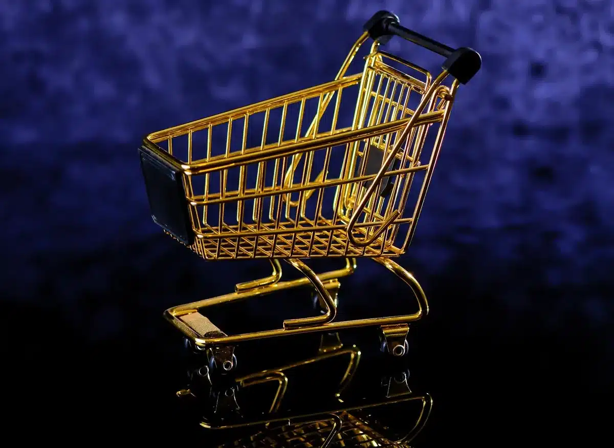 Carro de la compra y etiquetas de precios que suben