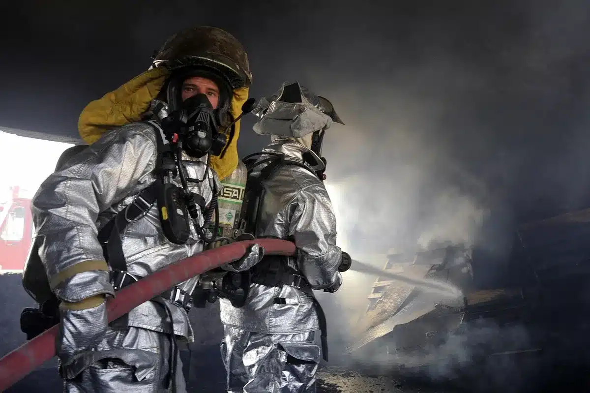 Voluntarios y barreras antiinundaciones en zona urbana anónima