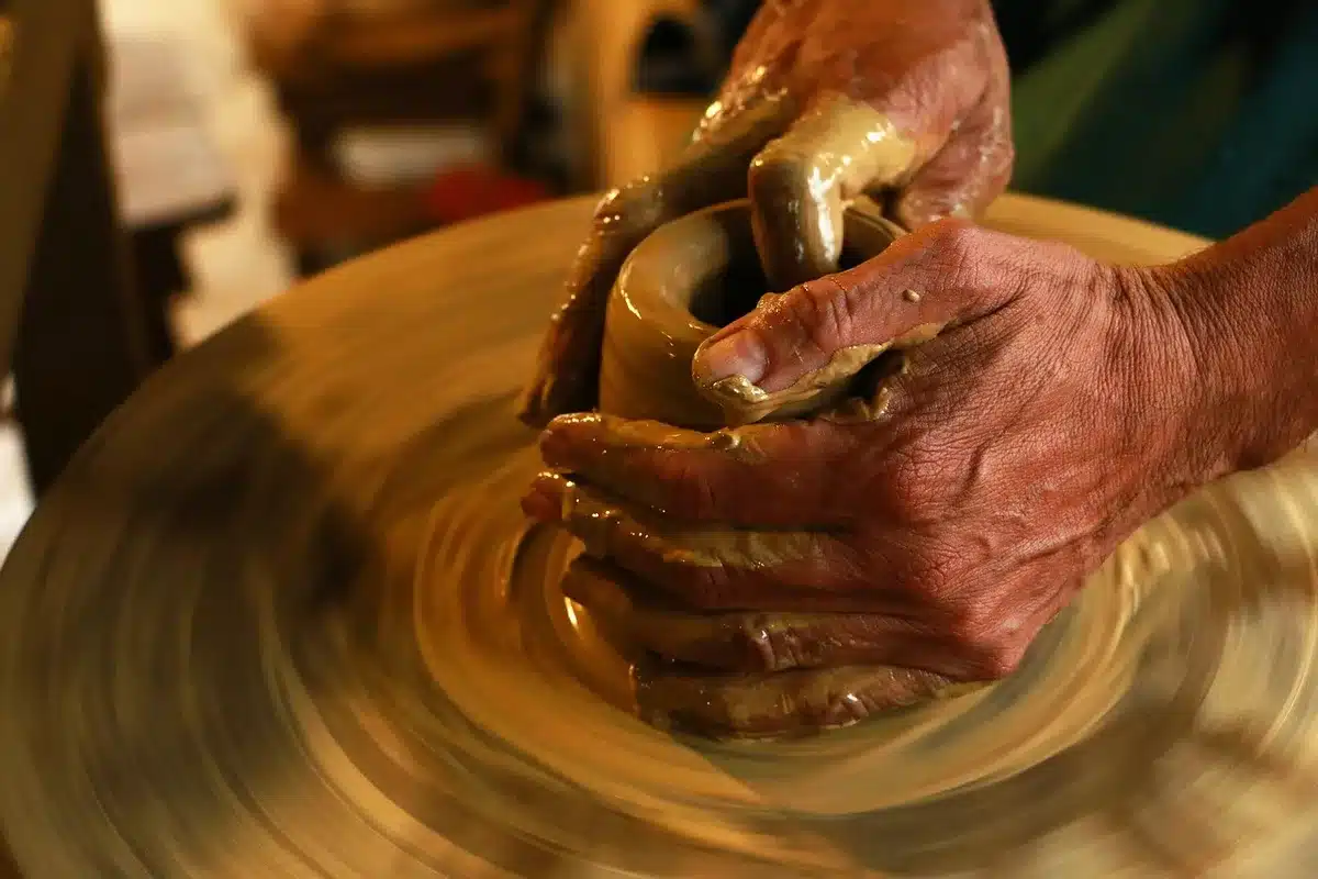 Taller mostrando una prótesis impresa en 3D sobre una mesa con herramientas