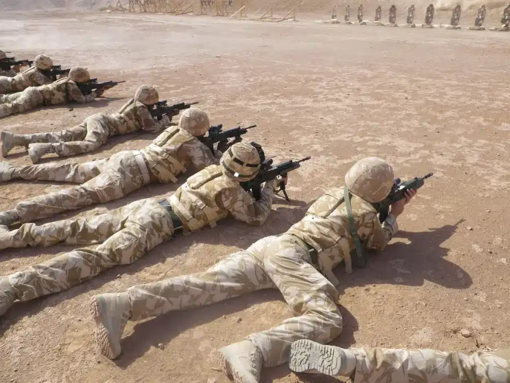 Campo de entrenamiento militar con blancos aéreos y costa, vista distante y anónima