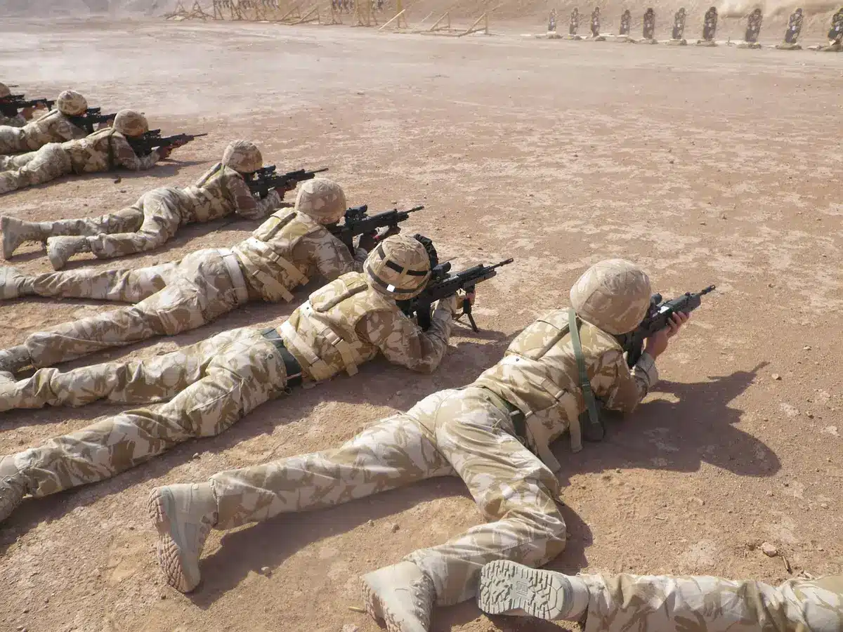 Campo de entrenamiento militar con blancos aéreos y costa, vista distante y anónima