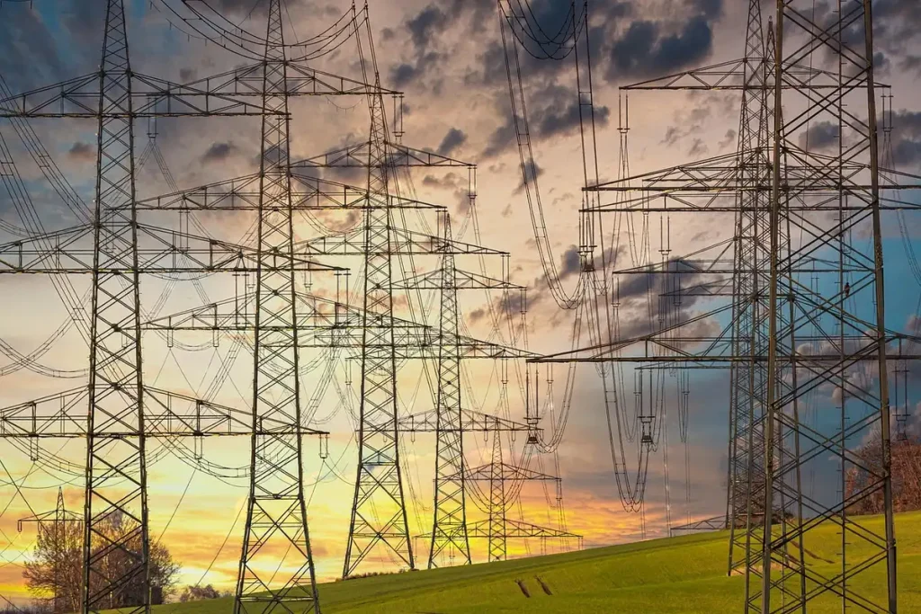 Concesionario con SUVs eléctricos genéricos y silueta de persona revisando documentos