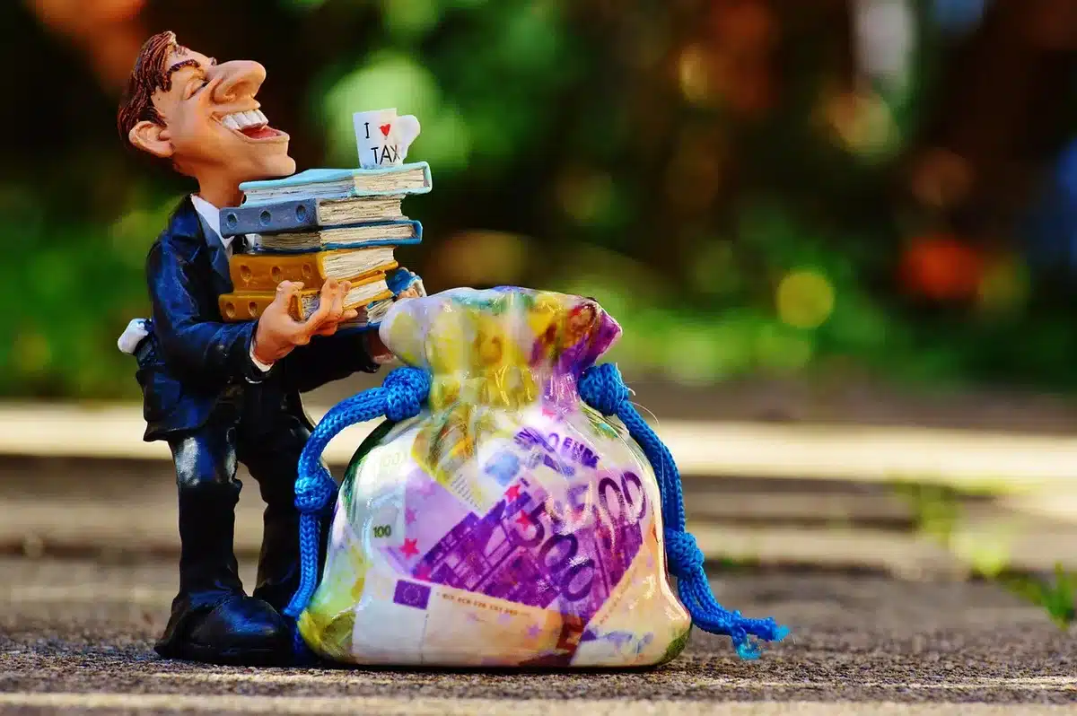 Calendario marcado con días dedicados a impuestos, vista cercana