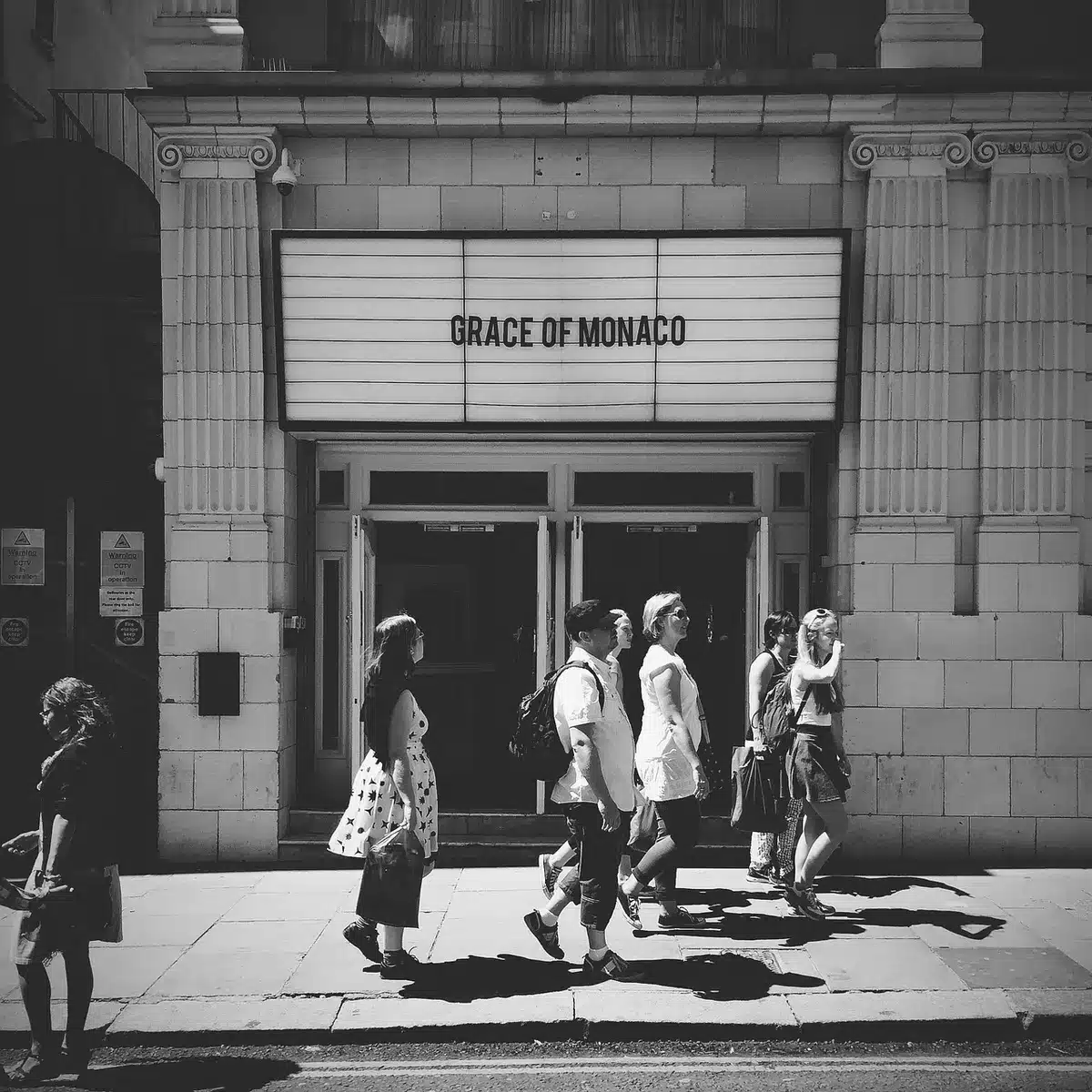 Teatro del West End vacío con vestuario y escenario iluminado