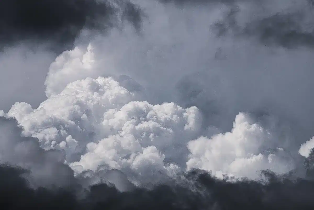 Frente atlántico avanzando con nubes densas sobre la península