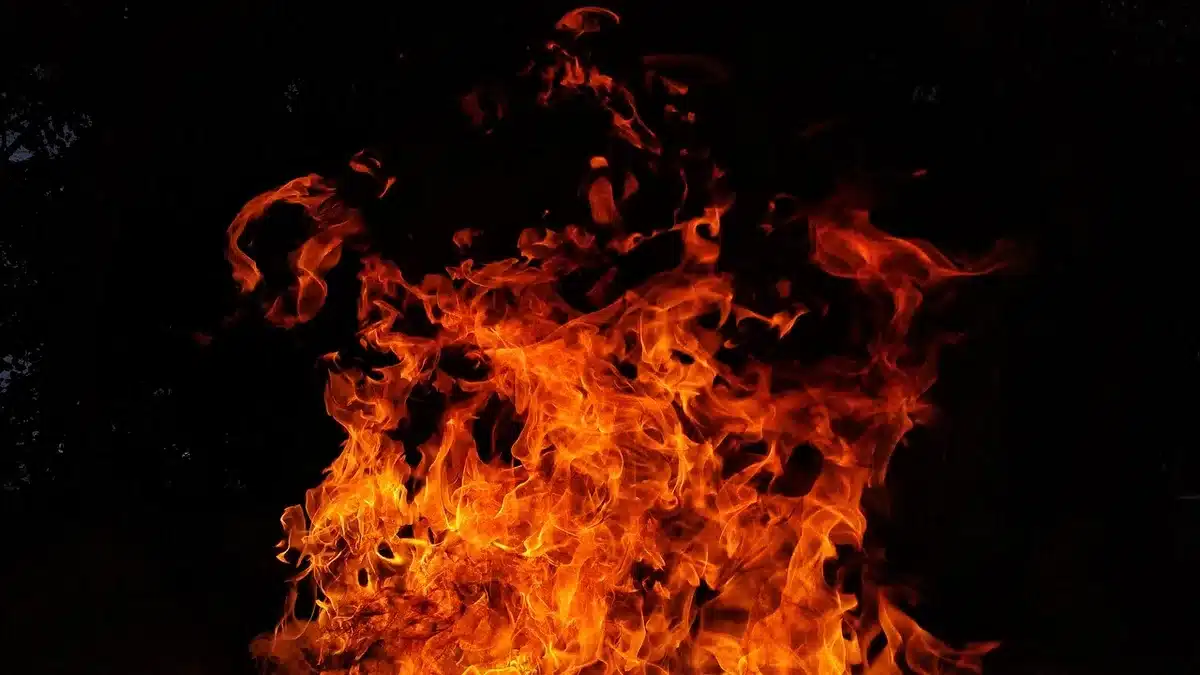 Calle soleada con termómetro alto y sombras cortas mostrando calor fuera de época