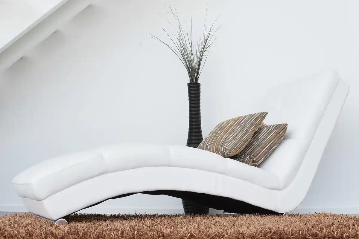 Interior anónimo de una boutique de lujo, mostrando escaparates y prendas exclusivas