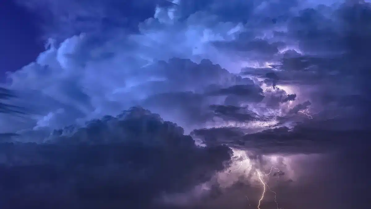 Nubes de tormenta en avance sobre una carretera, anunciando cambio de tiempo