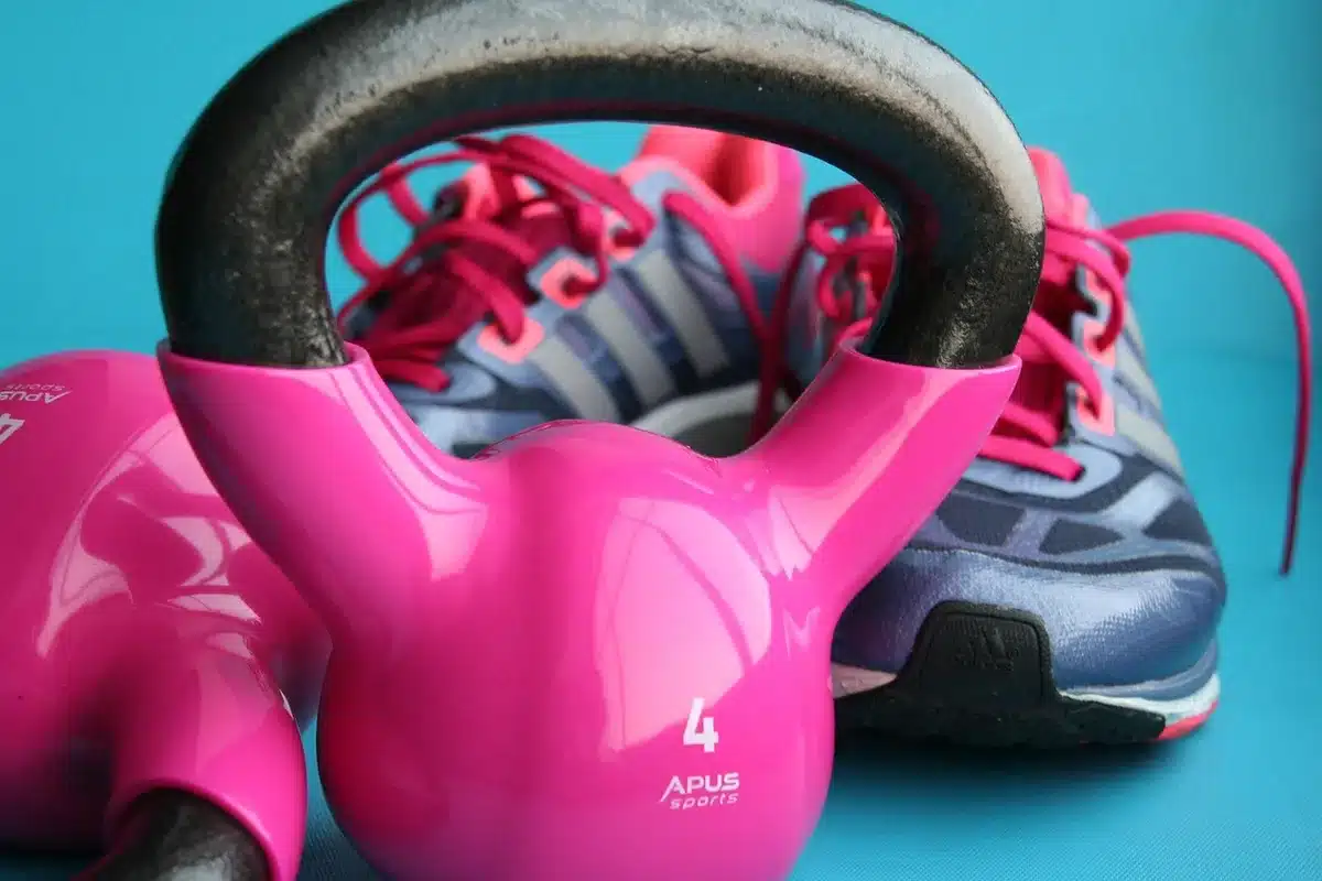 Pesas y cinta de correr representando fuerza y cardio combinados